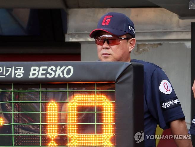 경기 지켜보는 김태형 감독 [연합뉴스 자료사진]