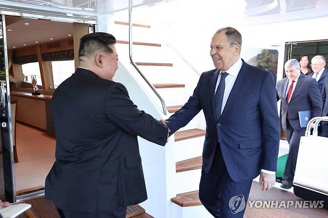 7월 12일 원산에서 김정은 만나는 라브로프 [로이터 연합뉴스 자료사진 재판매 및 DB 금지]