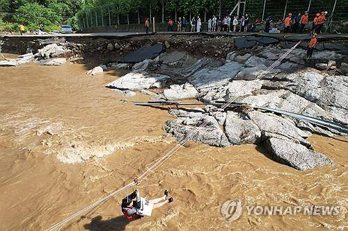 구조되는 캠핑객들     (서울=연합뉴스) 이진욱 기자 = 20일 경기 가평군 마일리 한 캠핑장을 방문했던 시민들이 집중호우로 도로가 끊어져 로프로 구조되고 있다. 2025.7.20  cityboy@yna.co.kr (끝)