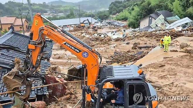 산청 산사태 피해 마을 수색 작업 (산청=연합뉴스) 폭우와 산사태가 발생한 19일 경남 산청군 산청읍 부리에서 수색 작업이 진행 중이다. 2025.7.19 [경남소방본부 제공 동영상 캡처. 재판매 및 DB 금지] image@yna.co.kr