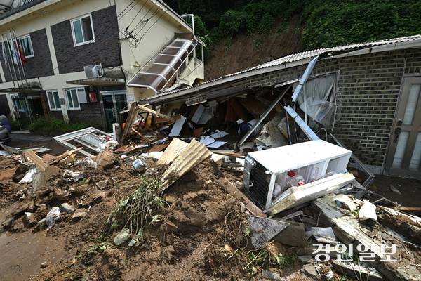 20일 새벽에 내린 집중호우로 가평군 조종면 일대에서 산사태가 발생해 주택들이 파손되어 있다. 2025.7.20 /최은성기자 ces7198@kyeongin.com