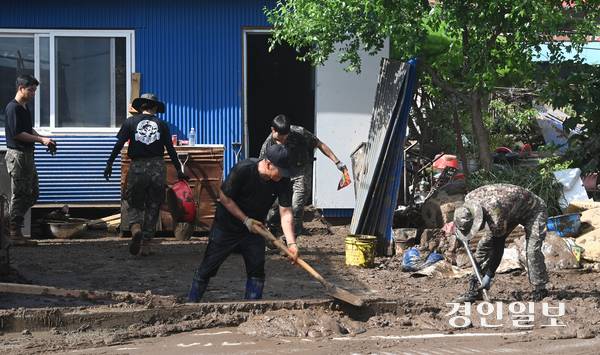 지난 20일 새벽에 내린 집중호우로 가평군 일대가 큰 수해 피해를 입은 가운데, 21일 가평 지역 곳곳에서 복구 작업이 진행되고 있다. 2025.7.21 /최은성기자 ces7198@kyeongin.com