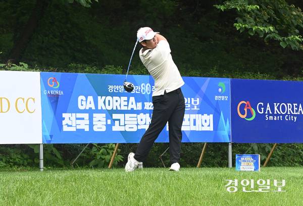 GA KOREA배 제22회 경인일보 전국중·고등학생골프대회가 21일 오전 용인 골드CC에서 개막했다. 예선라운드에 출전한 남녀고등부 선수들이 힘차게 티샷하고 있다. 2025.7.21 /최은성기자 ces7198@kyeongin.com