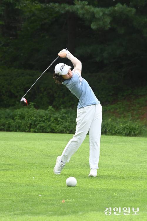 GA KOREA배 제22회 경인일보 전국중·고등학생골프대회가 21일 오전 용인 골드CC에서 개막했다. 예선라운드에 출전한 남녀고등부 선수들이 힘차게 티샷하고 있다. 2025.7.21 /최은성기자 ces7198@kyeongin.com