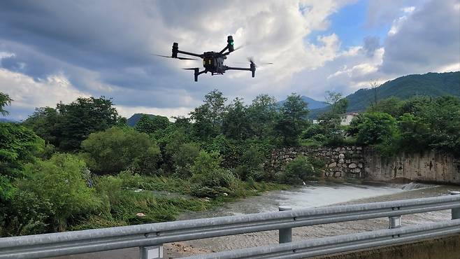 ▲ 소방당국이 드론을 이용해 백운계곡 실종자를 수색하고 있는 모습./사진제공=경기북부소방재난본부
