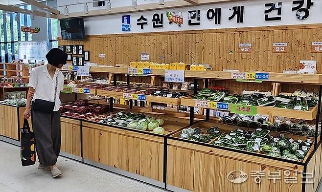 수원시 장안구 광교산로 수원로컬푸드직매장이 21일 '경기도 농수산물 할인쿠폰 지원행사'를 진행 중인 가운데 한 시민이 장을 보고 있다. 신연경기자