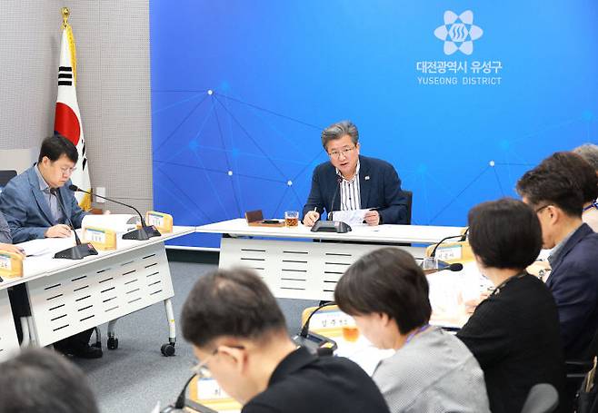 정용래 유성구청장은 21일 주간 간부회의에 참석해 이날부터 시작되는 민생회복 소비쿠폰 지급 업무에 만전을 기하라고 주문했다. 사진제공은 유성구