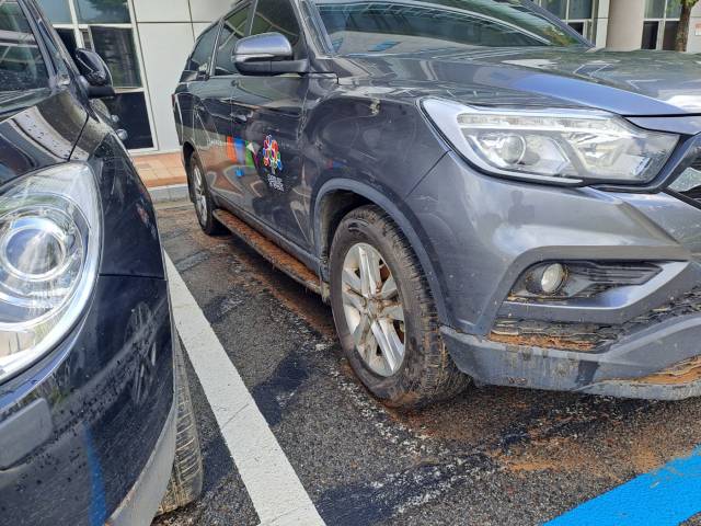 충남보건환경연구원 지하주차장에서 침수피해를 입은 차량. 사진=권혁조 기자.