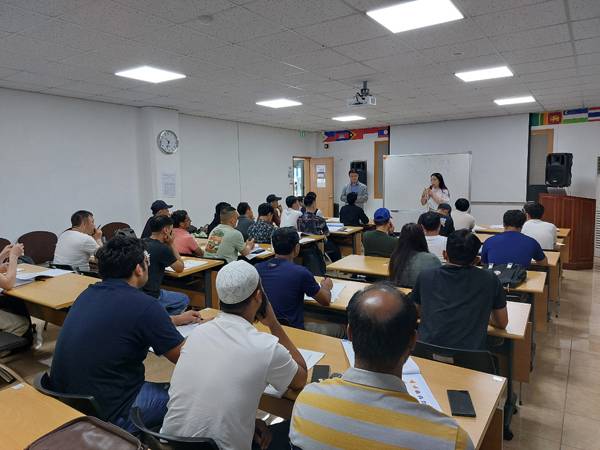 창원외국인근로자지원센터는 지난 20일 '외국인 운전면허교실'을 운영했다.