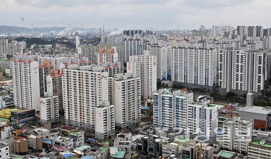 ▲ 최근 10년새 울산의 고가 주택과 저가 주택간 가격 격차가 두배 증가한 것으로 나타났다. 울산지역 아파트단지 전경. 사진은 기사 내용과 관계 없음. 경상일보 자료사진