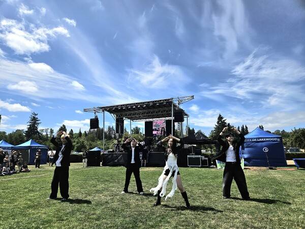 비보잉 그룹 '와일드 크루' 공연 모습. /김해시