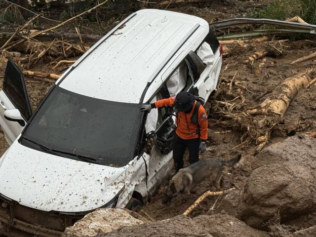 구조대원이 실종자 수색에 집중하고 있다. 경남도 제공