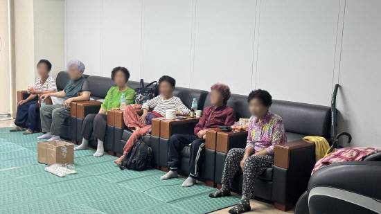 21일 집중 호우로 마련된 대피소 '산엔청복지관'에 대피 주민들이 수심 가득한 표정으로 휴식을 취하고 있다. 정웅교기자