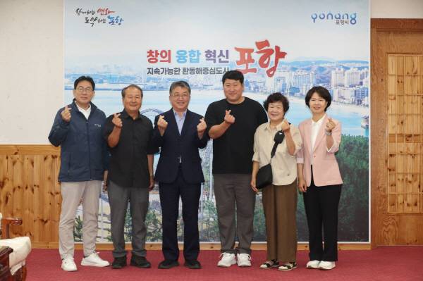 21일 시청 대외협력실에서 장상길 부시장이 유튜버 흥삼이네와 향후 시정 홍보 활동 협력 강화를 논의했다.
