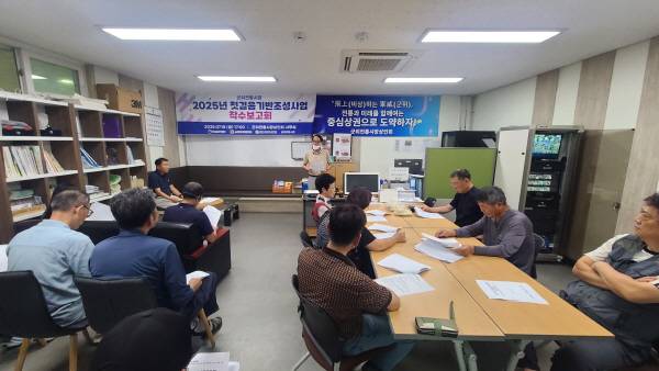 대구 군위군은 18일 군위전통시장 상인회 사무실에서 2025년 군위전통시장 첫걸음 기반조성사업 착수보고회를 개최하고 있다. 군위군