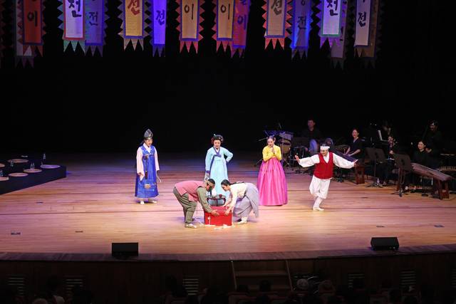 영덕 예주문화 대강당에서 감성녀의 마당놀이 심청전과 춘향전 공연이 한창이다 사진제공 문화재단