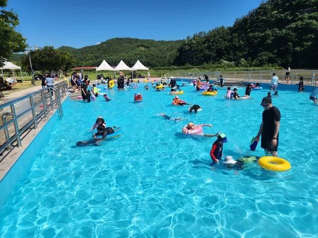 영천시가 임고강변공원에 무료로 운영하는 임고강변 물놀이장. 영천시 제공