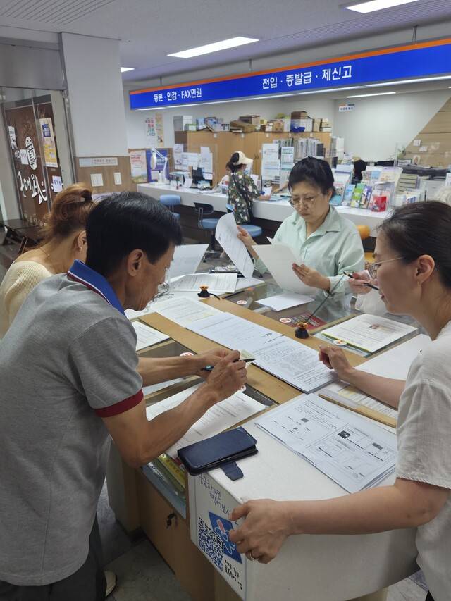 '민생회복 소비쿠폰' 1차 지급이 시작된 21일 오전 동인동행정복지센터에 대구사랑상품권을 신청하러온 중구민들의 모습. 구아영 기자