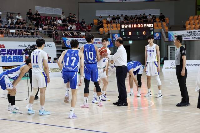제41회 MBC배 전국대학농구대회가 지난 16일 상주실내체육관 신관에서 성황리에 막을 내렸다. 상주시 제공