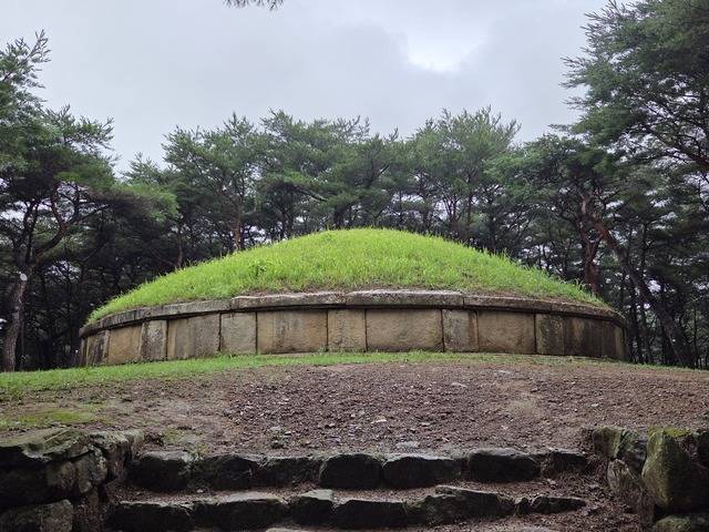 경주 현곡면 오류리의 구릉에 위치한 신라 28대 진덕여왕릉.