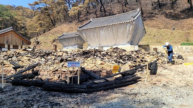 경북도 유형문화유산으로 지정된 청송 '만세루' 가 지난 3월 발생한 산불로 전소됐다. <청송군 제공>