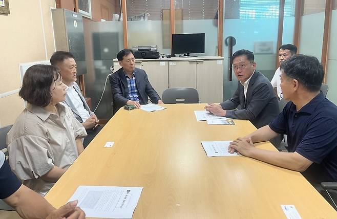 제주제2공항강행저지비상도민회의는 21일 오전 서울 용산 대통령실을 찾아 제주 제2공항 갈등 해결을 위한 제주시민사회 진정서를 제출했다고 밝혔다. ⓒ제주의소리