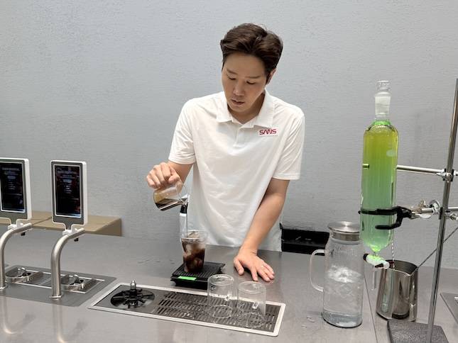 대체커피 브랜드 산스를 운영하는 김경훈 웨이크 대표가 16일 서울 종로구 익선동 산스 매장에서 산스-메리카노를 만들고 있다. / 사진=신세계인터내셔날