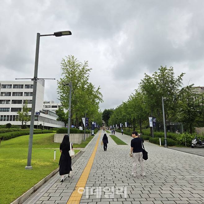 20일 서울 서대문구 연세대 캠퍼스에서 학생들이 지나가는 모습. (사진=김현재 수습기자)