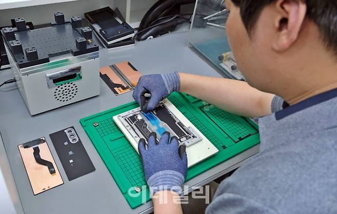 삼성전자서비스 엔지니어가 스마트폰 디스플레이 단품 수리를 하고 있다. (사진=삼성전자서비스)