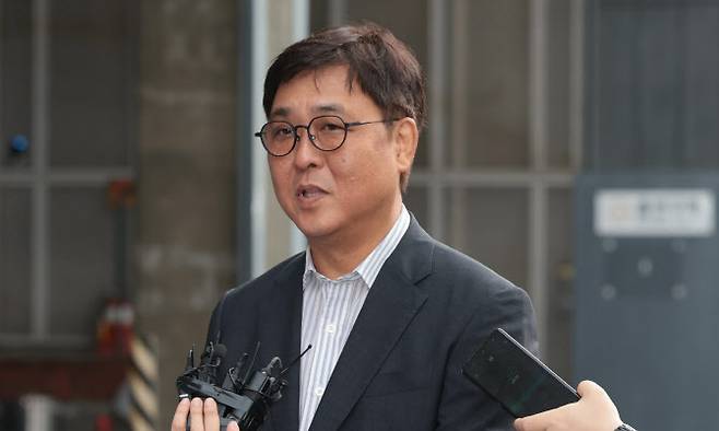 최휘영 문화체육관광부 장관 후보자가 지난 14일 서울 종로구에 마련된 인사청문회 준비 사무실로 첫 출근하는 모습 (사진=연합뉴스)