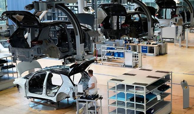 독일 드레스덴에 있는 폭스바겐 공장에서 직원들이 전기차 생산 과정에서 점검하고 있는 모습.(사진=AP)