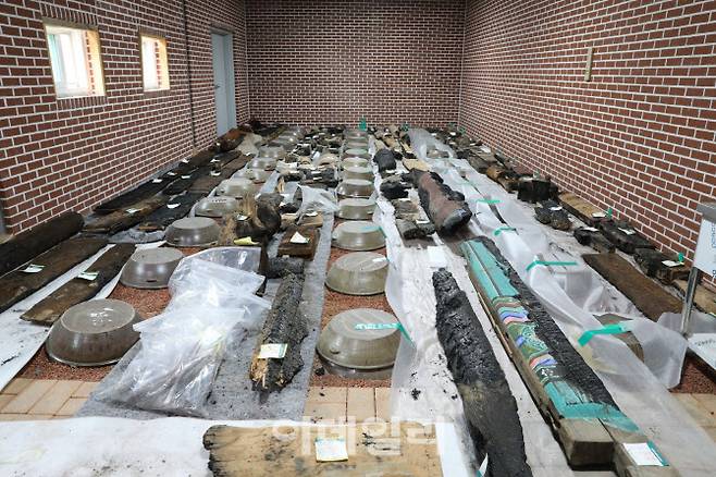 지난 3월 발생한 경북 지역 산불로 전소된 의성 고운사 가운루 수습 부재. (사진=국가유산청)