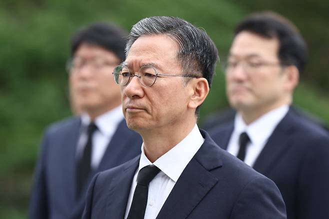 정성호 법무부 장관이 21일 서울 동작구 국립서울현충원 현충탑에 참배하고 있다. (사진=연합뉴스)