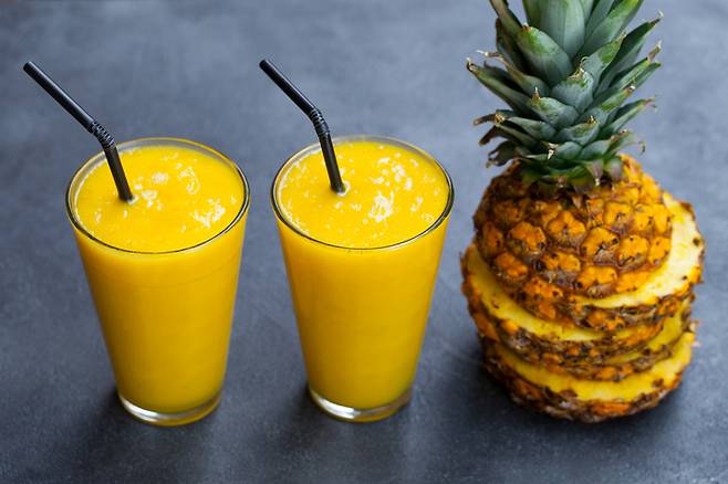 아침 공복에 과일 주스 한 잔을 마셨다간 금세 혈당이 치솟을 수 있다. 특히 열대과일은 혈당지수가 높아 더 오를 수 있다.  [사진=게티이미지뱅크]