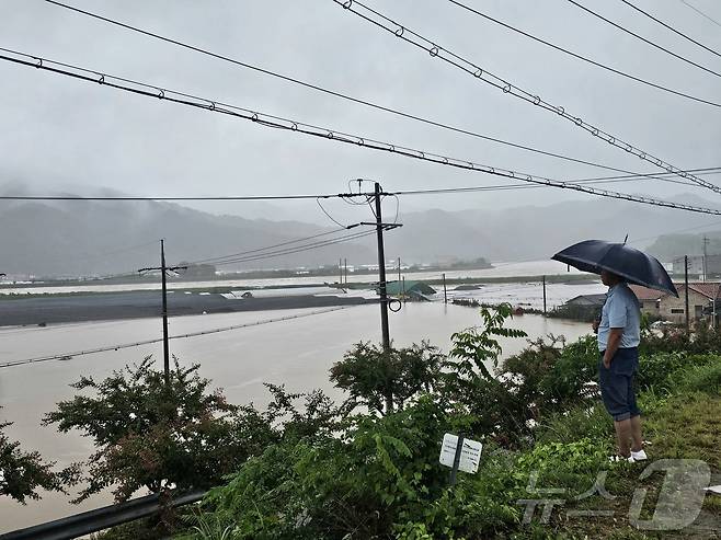 19일 경남 산청 생비량면에서 한 주민이 집중호우로 인해 물에 잠긴 마을을 바라보고 있다. 2025.7.19/뉴스1. ⓒ News1 한송학 기자