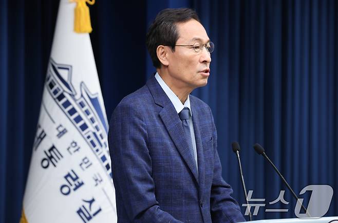 우상호 정무수석이 20일 서울 용산구 대통령실 청사에서 이진숙 사회부총리 겸 교육부 장관 후보자 지명 철회 관련 브리핑을 하고 있다. 2025.7.20/뉴스1 ⓒ News1 허경 기자