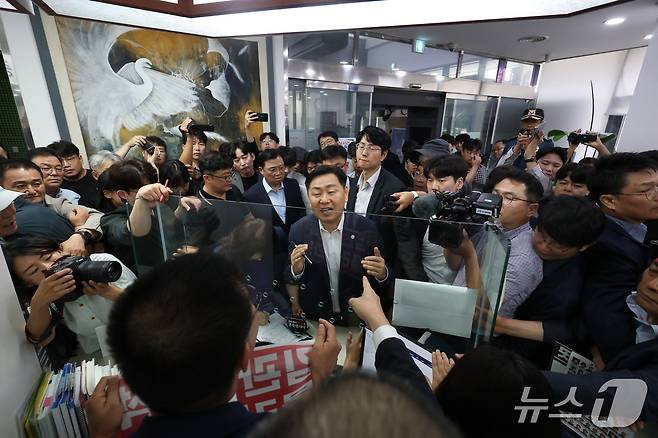 21일 김관영 전북지사가 전입신고를 위해 완주군 삼례읍사무소를  찾은 가운데  전주-완주 통합 반대 측 인사들과 대화를 나누고 있다.  2025.7.21/뉴스1 ⓒ News1 유경석 기자