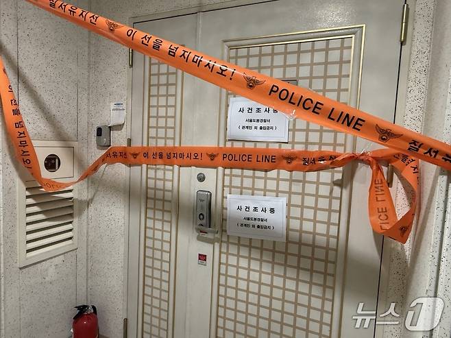 내부에 폭발물을 설치했던 60대 A 씨의 자택 현관 앞에 사건 조사 중임을 알리는 폴리스 라인이 설치돼 있다.2025.7.21/뉴스1 ⓒ News1 김형준 기자