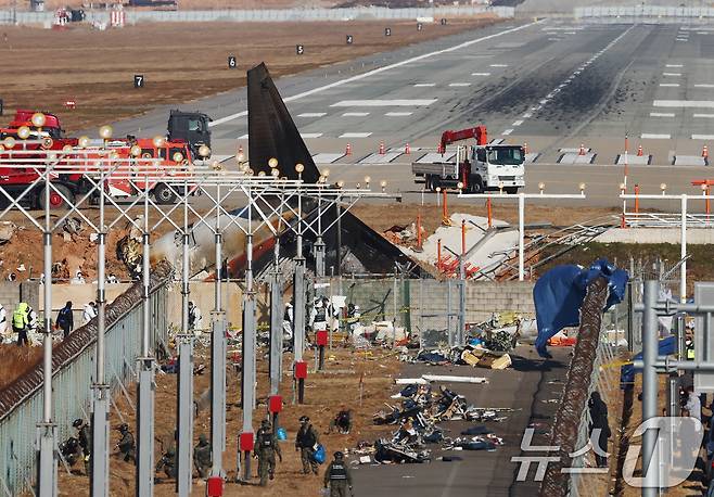 지난해 12월 29일 전남 무안국제공항에서 발생한 제주항공 여객기(7C2216편) 참사 현장에 사고 여객기와 충돌로 부서진 방위각 시설(로컬라이저)의 모습<자료사진>. 2024.12.31/뉴스1 ⓒ News1 김민지 기자