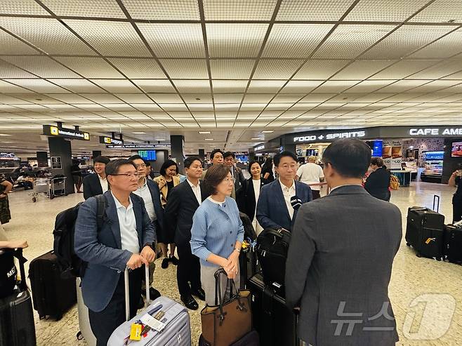 한미의원연맹 의원들이 20일(현지시간) 미국 워싱턴DC 인근 덜레스국제공항에 도착해 일정에 대해 밝히고 있다.(주미대사관 입법관실 사진제공) ⓒ News1 류정민 특파원