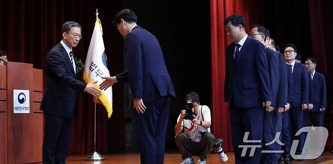 정성호 신임 법무부 장관이 21일 오전 경기 과천시 정부과천청사에서 열린 취임식에서 법무부 간부 및 직원들과 인사를 나누고 있다.  2025.7.21/뉴스1 ⓒ News1 오대일 기자
