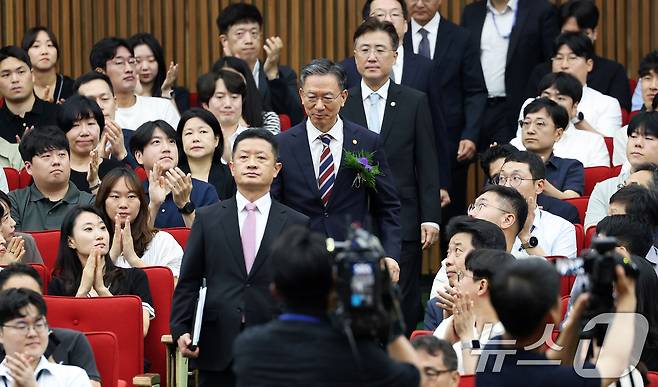 정성호 신임 법무부 장관이 21일 오전 경기 과천시 정부과천청사에서 열린 취임식에서 직원들의 박수를 받으며 입장하고 있다.  2025.7.21/뉴스1 ⓒ News1 오대일 기자