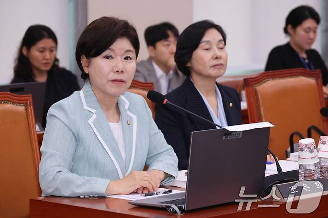 국회 여성가족위원회 조은희 국민의힘 간사가 4일 오전 서울 여의도 국회에서 열린 제426회국회(임시회) 제2차 전체회의에서 국무위원후보자(여성가족부장관 강선우) 인사청문회 증인 채택 관련 의사진행 발언을 하고 있다. 2025.7.4/뉴스1 ⓒ News1 안은나 기자