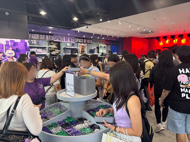 3~6월 필리핀 마닐라에서 열린 ‘SPACE OF BTS’ 팝업에서 관람객들이 팝업을 둘러보고 있다. 사진 | 하이브