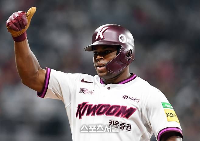 키움 스톤이 서울 고척스카이돔에서 열린 2025 KBO리그 SSG와 경기 5회말 2사 2루 상황에서 SSG 전영준을 상대로 1타점 적시타를 치고 세리머니를 하고 있다. 고척 | 박진업 기자 upandup@sportsseoul.com