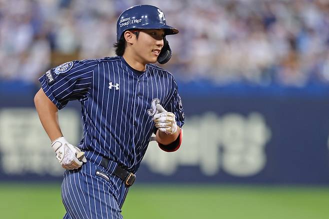 삼성 이재현이 20일 대구삼성라이온즈파크에서 열린 2025 KBO리그 키움과 경기에서 6회말 투런포를 날린 후 베이스를 돌고 있다. 사진 | 삼성 라이온즈