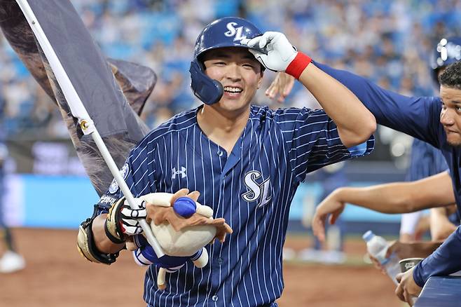 삼성 김태훈이 20일 대구삼성라이온즈파크에서 열린 2025 KBO리그 키움과 경기에서 6회말 동점 솔로 홈런을 쏘아 올린 뒤 홈에 들어와 사자 깃발을 들고 세리머니를 하고 있다. 사진 | 삼성 라이온즈