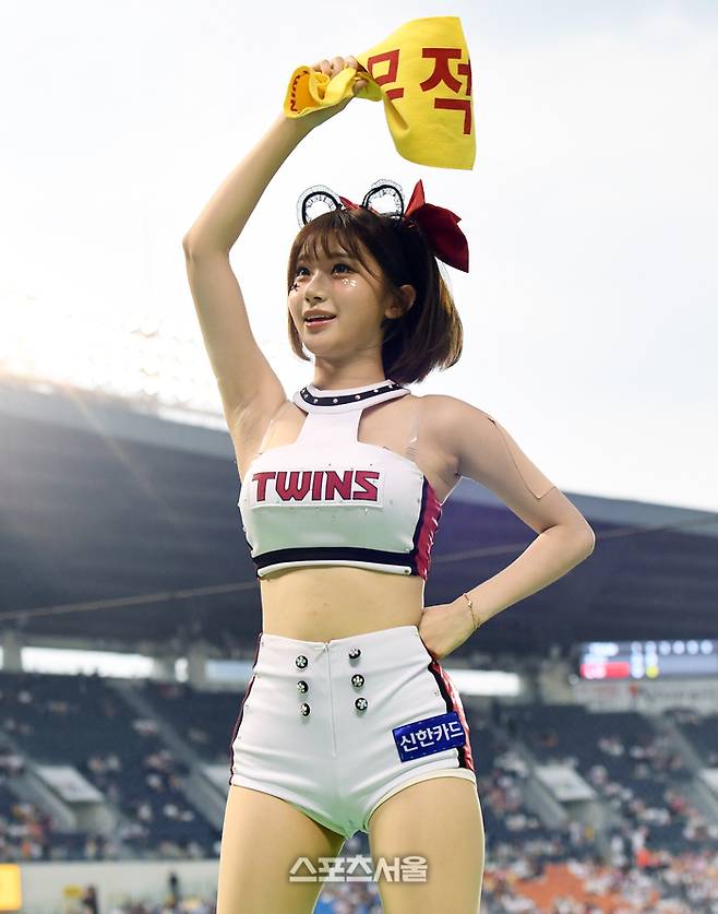 치어리더 이주은이 8일 잠실구장에서 열린 2025 KBO리그 키움과 LG의 경기에서 열띤 응원전을 펼치고 있다. 2025. 7. 8.  잠실 | 박진업 기자  upandup@sportsseoul.com