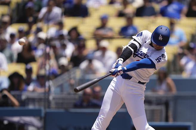 LA 다저스 오타니 쇼헤이가 21일(한국시각) 다저스타디움에서 열린 밀워키 브루어스전에서 3회말 좌월 투런포를 터뜨리고 있다. AP연합뉴스