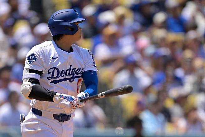 오타니 쇼헤이가 3회 좌측으로 홈런포를 날린 뒤 타구를 바라보고 있다. AFP연합뉴스